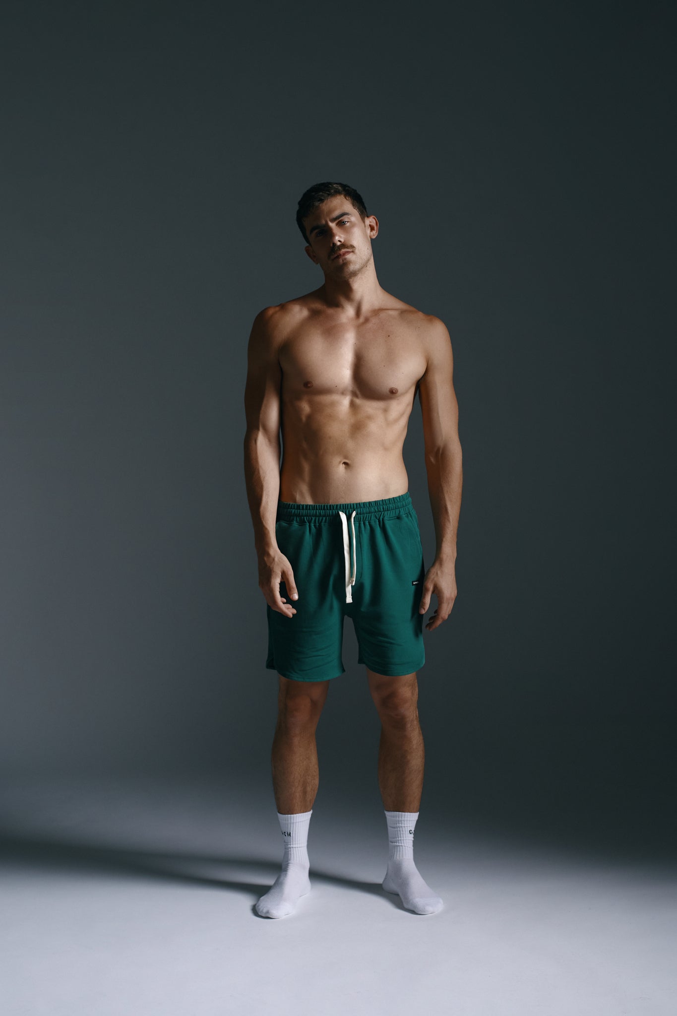 Bermuda y short verde para hombre de estilo urbano, disponible en GAVASH.