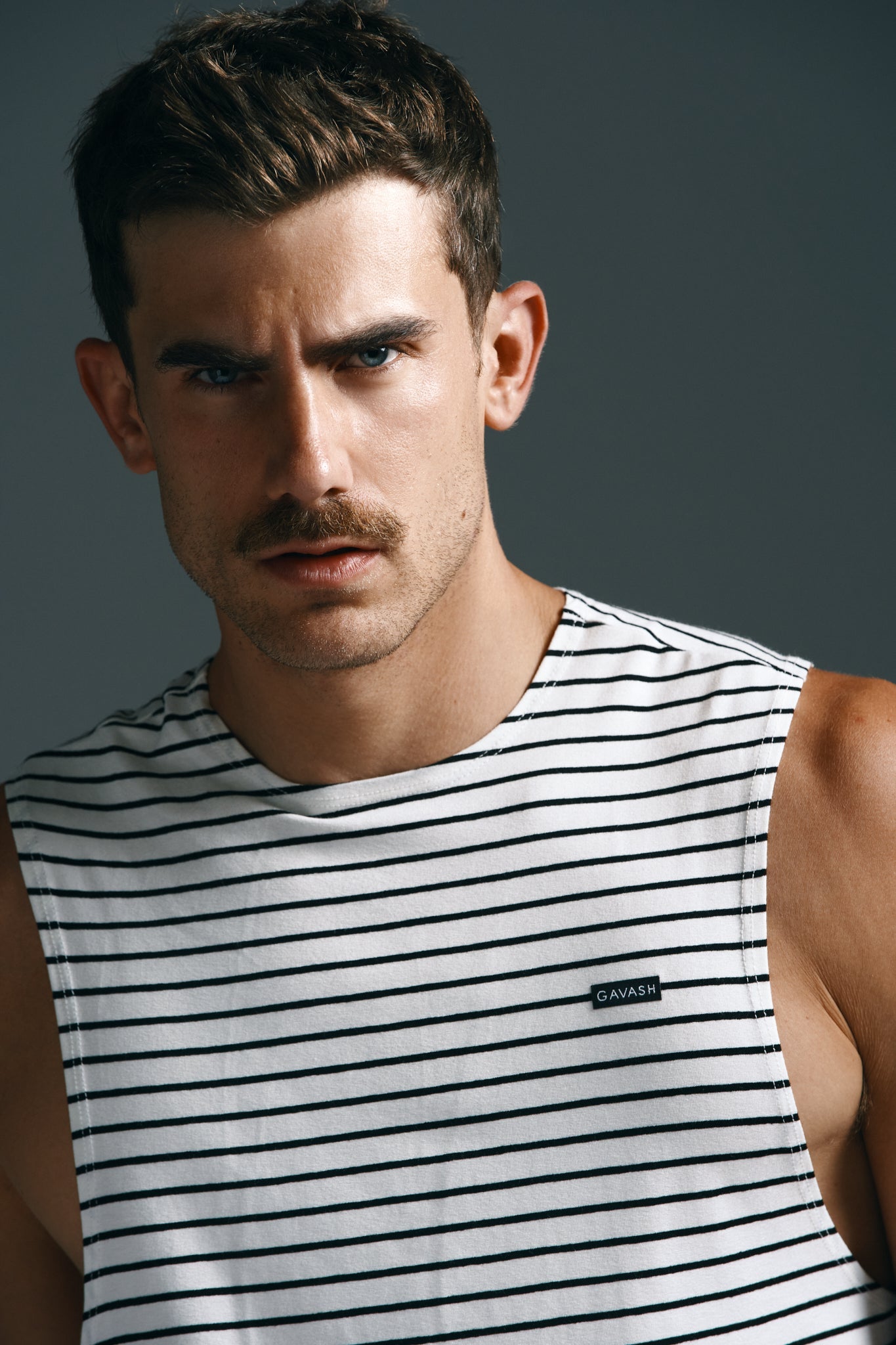Camiseta sin mangas blanca con rayas negras para hombre, estilo urbano Gavash.